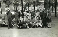 854827 Groepsportret met de medewerkers van het Commissariaat Noodvoorziening (C.N.V.) op de Maliebaan te Utrecht.N.B. ...
